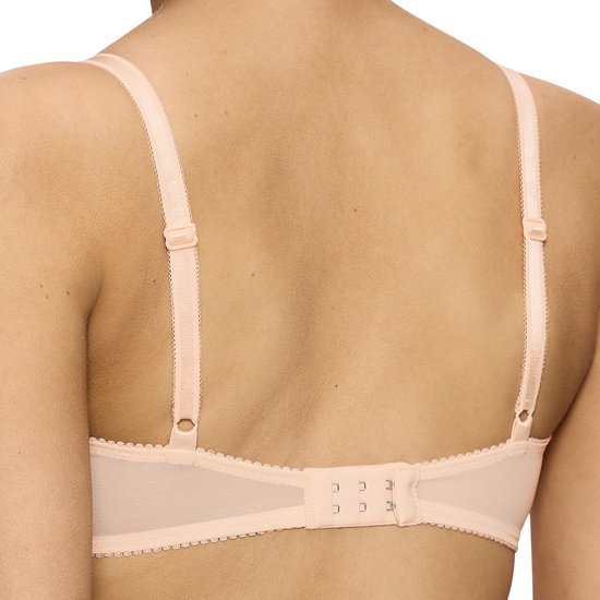 Achterkant van een nude beha met een mesh-band en haaksluiting.