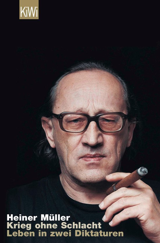 Heiner Müller, Krieg ohne Schlacht, Leven in twee dictaturen. Een close-up van een man met bril die een sigaar vasthoudt.