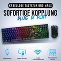 Zwarte gamingtoetsenbord met RGB-verlichting en een compacte gamingmuis, verbonden via een USB-dongle.