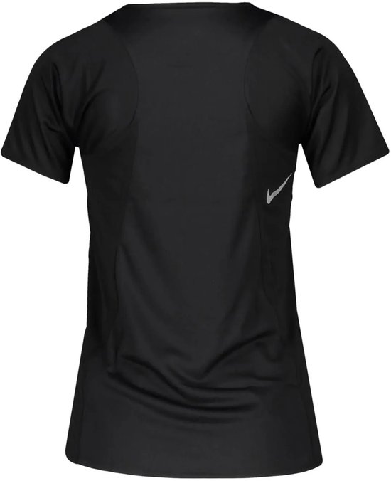 Achterkant van een zwart dames sportshirt van Nike met logo.