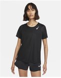 Dames Nike sportshirt in het zwart met witte Nike logo op de borst.
