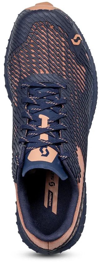 Bovenaanzicht van een donkerblauwe hardloopschoen met roze-beige mesh en een Scott logo.