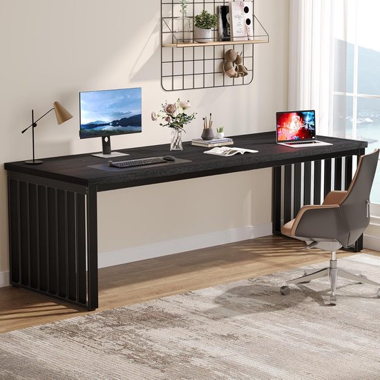 Bureau noir avec un moniteur, un ordinateur portable, un clavier, une souris et une chaise.