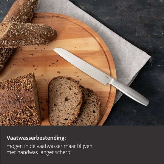 Broodmes met kartel op een houten snijplank, naast verschillende broden. Tekst: "Vaatwasserbestendig: mogen in de vaatwasser maar blijven met handwas langer scherp."