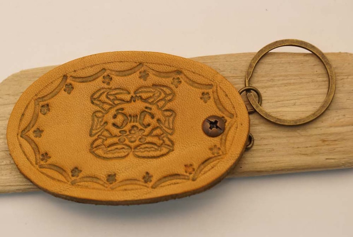 Leren beige sterrenbeelden sleutelhanger " KREEFT " datums 21 juni – 22 juli - CANCER zodiac sign keyring - sterrenbeeld keyring - verjaardags cadeau sterrenbeelden sleutelhangers - lederen sleutelhangers dierenriem
