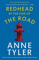 Boek "Redhead by the Side of the Road" van Anne Tyler, met een rode brandkraan op een blauwe achtergrond.