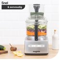 Zilveren Magimix foodprocessor gevuld met gesneden groenten en citroenen. "Snel & eenvoudig".