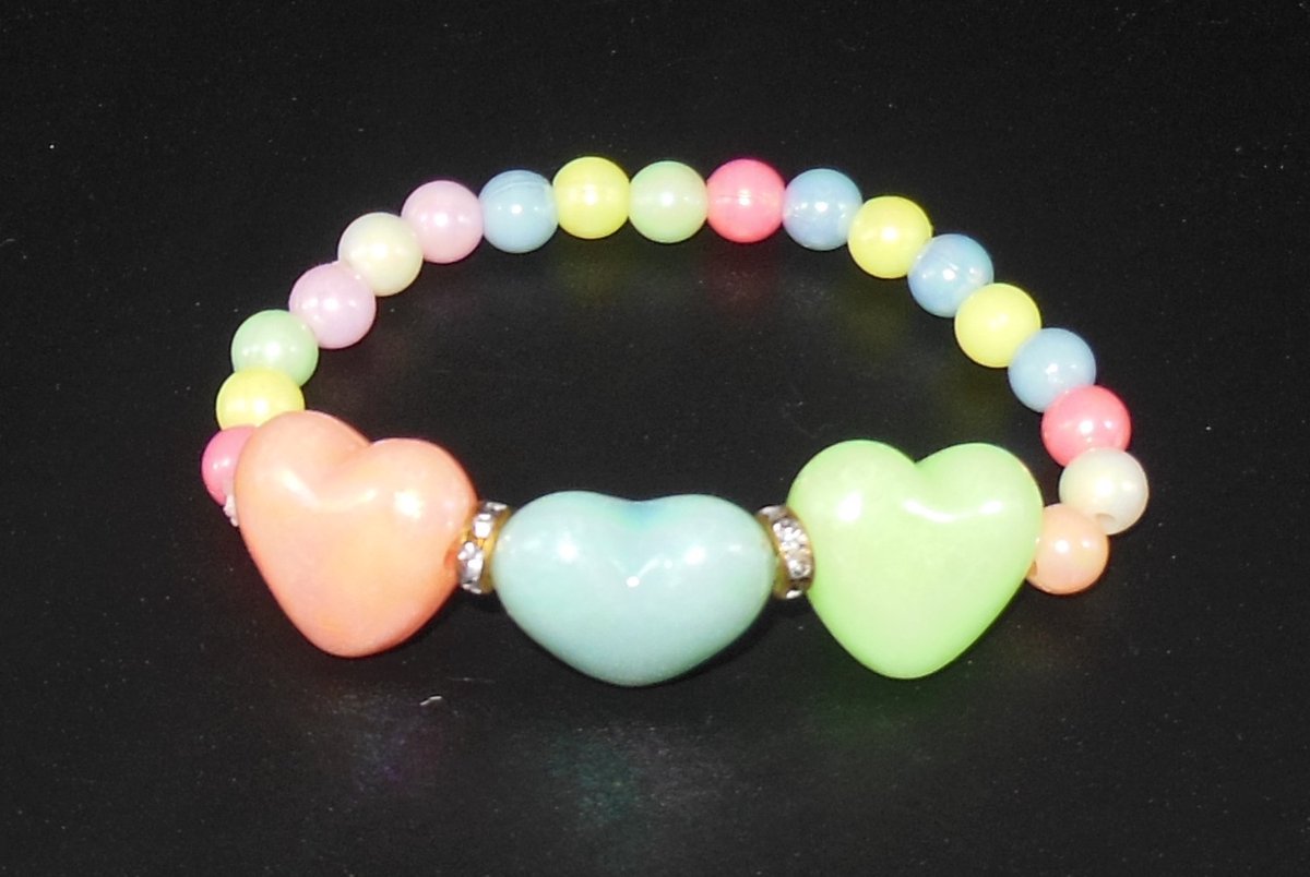 Armbandje kinderen gekleurde parels met 3 hartjes