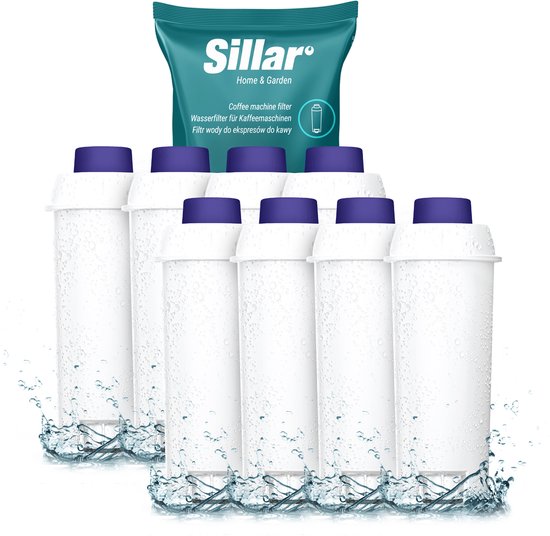 Acht witte Sillar koffiefilters met blauwe doppen, geplaatst in waterspatten, met een Sillar verpakking erboven.