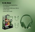 Inclusief groene koptelefoon, doos met kinderen, USB-C en audio kabel.