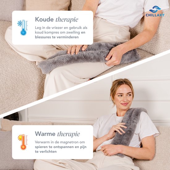 Vrouw met grijze pittenzak voor koude therapie op haar schoot en warme therapie op haar schouder.