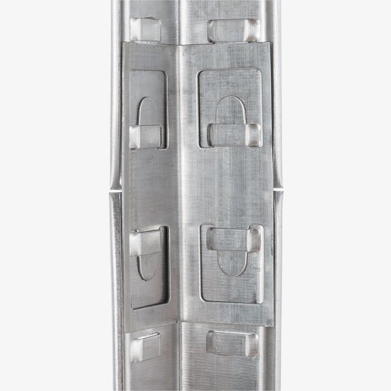 Detail van de metalen zijprofielen met inkepingen voor de montage van de planken.