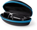 Zwarte bril in een blauw-zwart etui op een witte achtergrond.