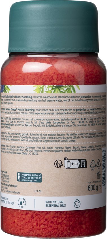 Achterkant van Kneipp Badkristallen Muscle Soothing fles met rode kristallen. Informatie en ingrediënten vermeld.