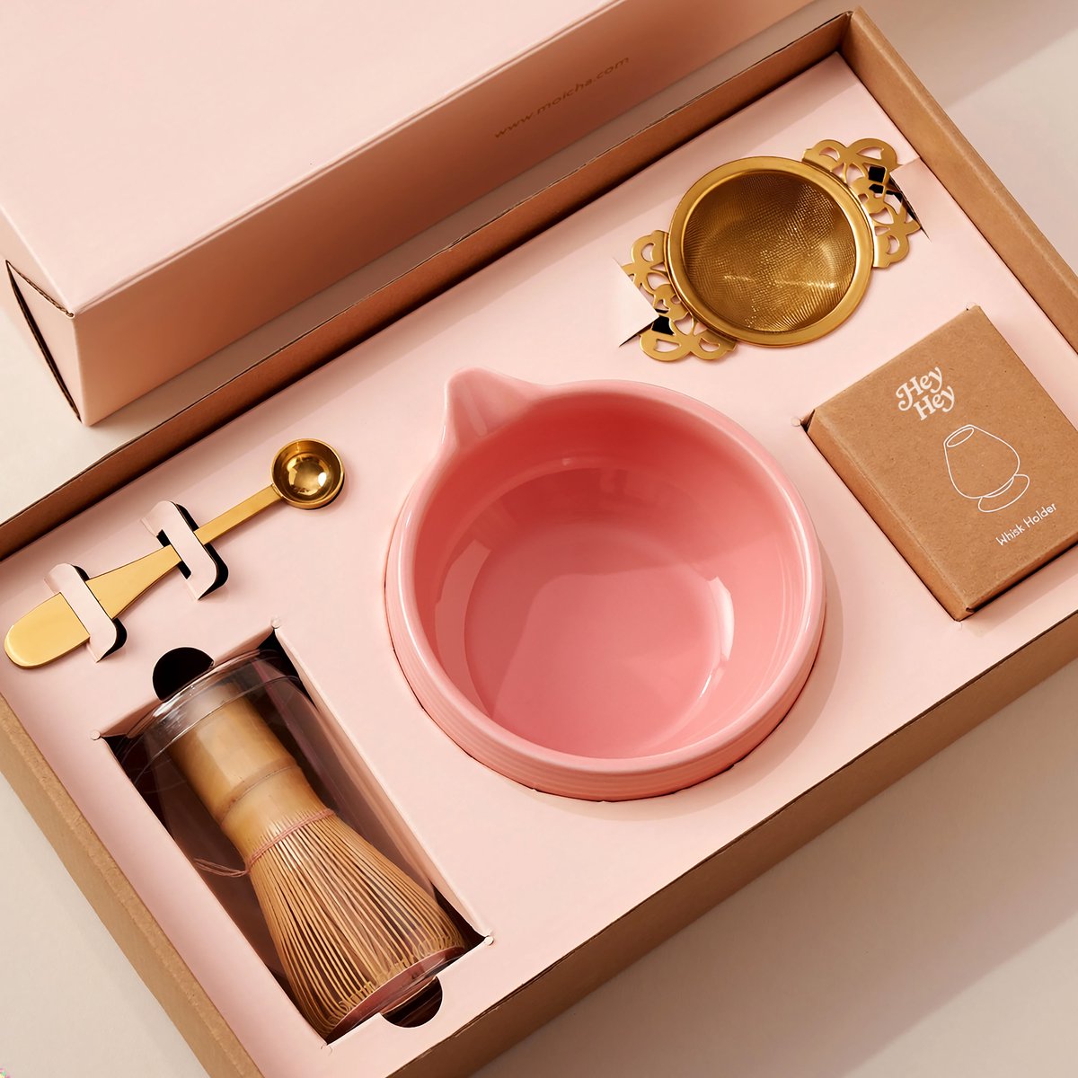 Hey Hey® Premium Matcha Set – Luxe Giftbox – 5-delig – Roze Keramische Kom – Goudkleurige Whisk Accessoires – Ceremoniële Starterkit