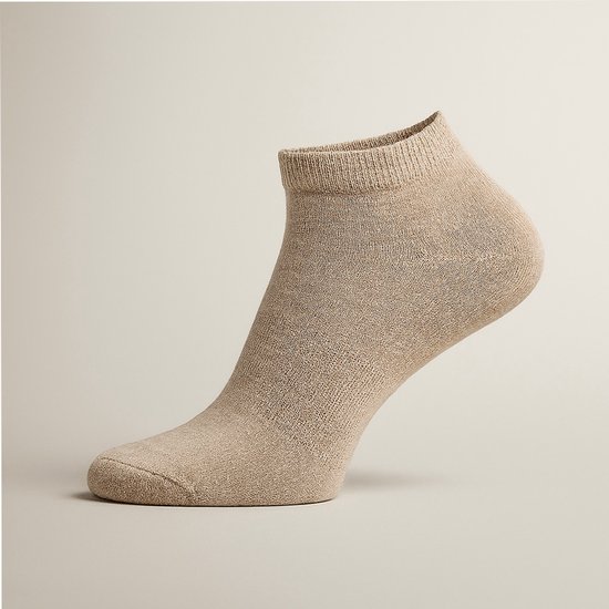 Een beige enkelsok in een lichtbruine tint.
