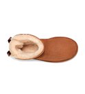Bovenaanzicht van een cognackleurige UGG laars met witte vachtvoering en strik.