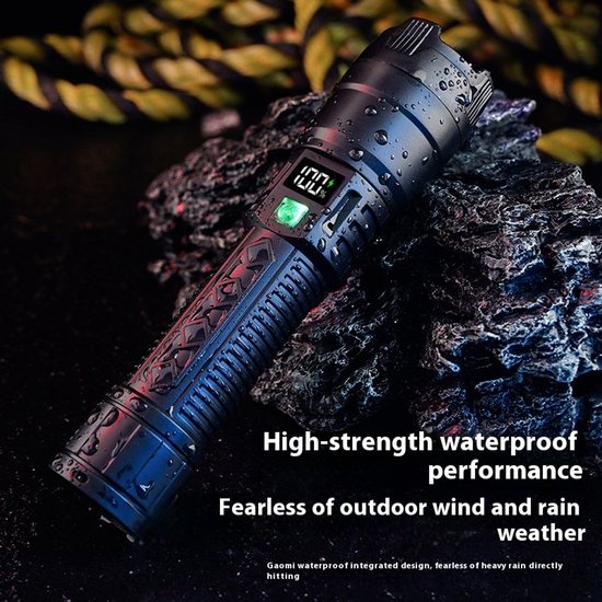 Zwarte zaklamp met waterdruppels, met digitale display van 100% en tekst 'High-strength waterproof performance'.