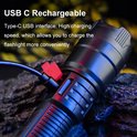 Zwarte zaklamp met USB-C poort die wordt opgeladen, met rode en zwarte kabel en stekker.