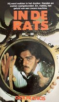 Een man met een snor en een wit overhemd kijkt door een patrijspoort. Tekst: "IN DE RATS".