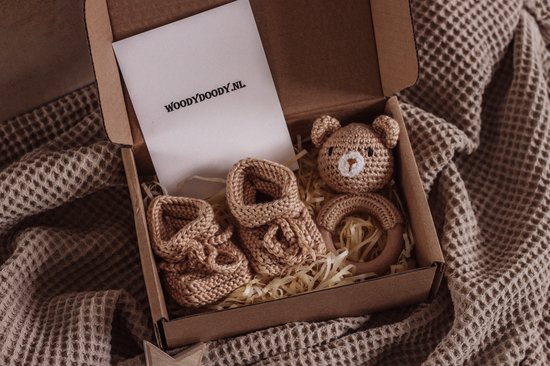 Baby Rammelaar Beer met Zachte Schoentjes Hand Gebreid Geschenk Set met Geboortekaart Baby - Kraamcadeau Unisex Jongen Meisje - Baby Cadeau - Geboorte Cadeau - Babyshower - Baby Geschenkset - Kraamcadeau - Kraampakket van MiRacqio — afbeelding 5