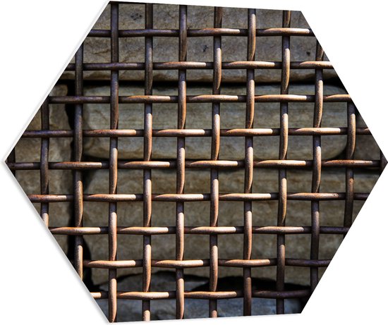 WallClassics - PVC Schuimplaat Hexagon  - Verroest Hek tegen Stenen - 80x69.6 cm Foto op Hexagon (Met Ophangsysteem)