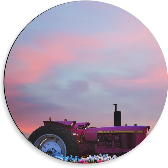 WallClassics - Dibond Muurcirkel - Roze Traktor in Felkleurend Bloemenveld - 50x50 cm Foto op Aluminium Muurcirkel (met ophangsysteem)