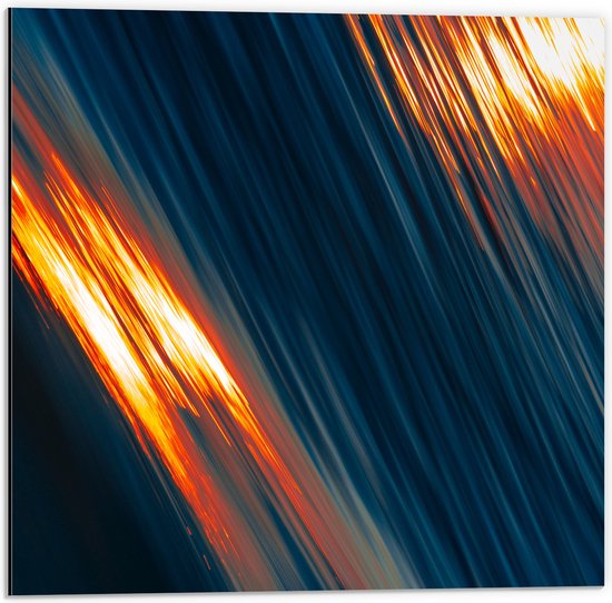 Rayons de lumière orange abstraits sur fond bleu foncé.