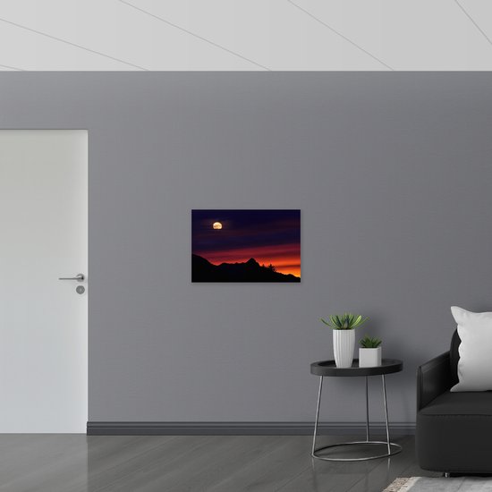 PVC Schuimplaat- Gele Maan Boven de Bergen bij Zonsondergang - 75x50 cm Foto op PVC Schuimplaat