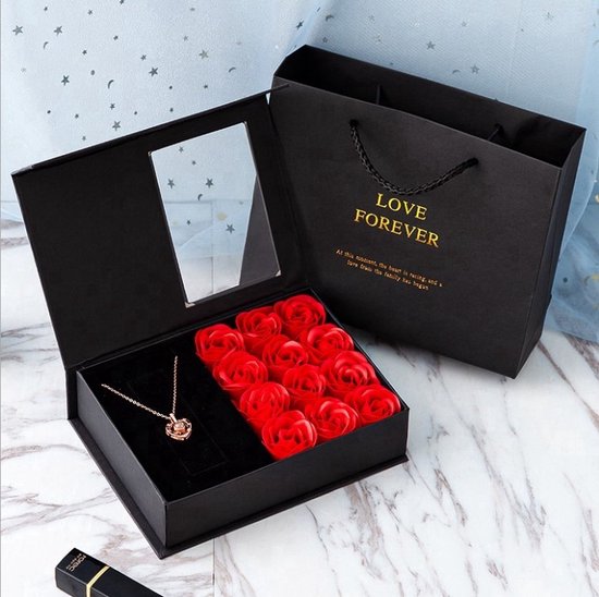 Rozen met een ketting in doosje | Cadeau voor haar | Valentijn cadeautje vrouw | Moederdag cadeau | Decoratie | Trouw & Liefde | Cadeautip