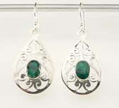 Opengewerkte zilveren oorbellen met smaragd