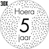 30 x Sluitsticker Sticker – Hoera 5 jaar – 40mm – Zwart – Wit – Confetti - Envelop - Traktatiezakje - Envelop sticker | Cadeau – Gift – Cadeauzakje – Traktatie – Kadozakje - Chique inpakken - Verjaardag – Feest – Birthday - 1-12 jaar - 30 stuks