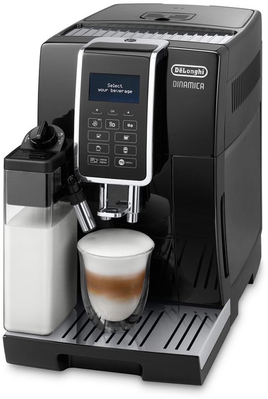 Zwarte De'Longhi Dinamica volautomatische espressomachine met melkreservoir en een glas cappuccino.
