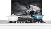 Spatscherm keuken 70x50 cm - Kookplaat achterwand Neushoorn - Natuur - Gras - Zwart - Wit - Muurbeschermer - Spatwand fornuis - Hoogwaardig aluminium