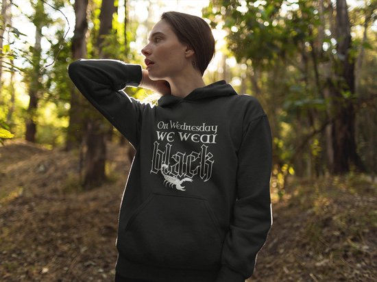 Rick & Rich - Zwart Hoodie - On Wednesday we wear black - The Addams Family - Gothic Hoodie - Wednesday Hoodie - Zwart Wednesday Hoodie - Zwart Hoodie maat M - Hoodie met ronde hals - Wednesday Addams - Hoodie Vrouw