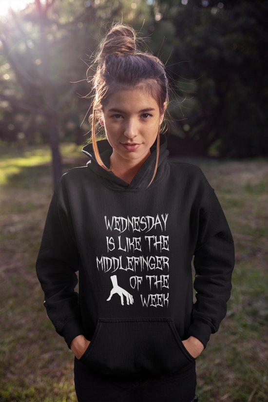 Rick & Rich - Zwart Hoodie - Wednesday is like the middlefinger of the week - The Addams Family - Gothic Hoodie - Wednesday Hoodie - Zwart Wednesday Hoodie - Zwart Hoodie maat M - Hoodie met ronde hals - Wednesday Addams - Hoodie Vrouw