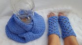 Set van een colsjaal en vingerloze handschoenen gehaakt in ijsblauw met glinsterdraad handgemaakte set