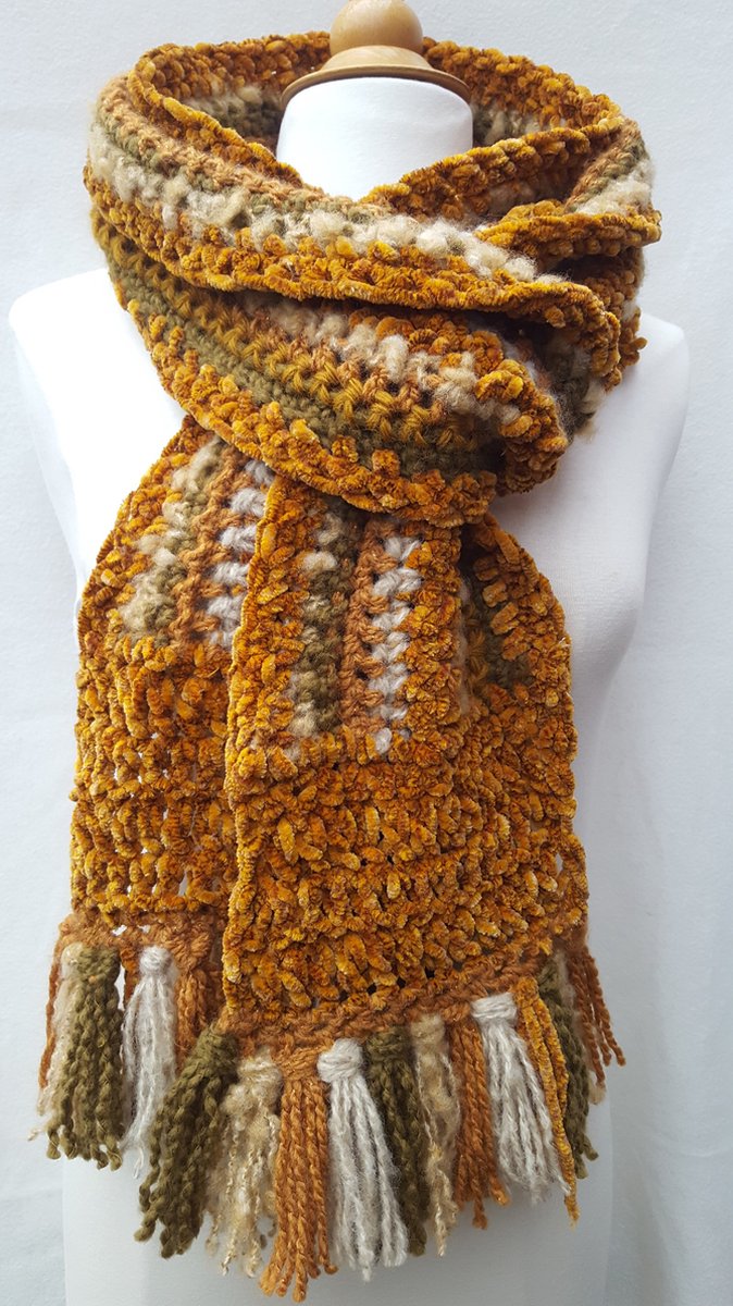 Lange warme sjaal met franjes in cognackleur okergeel legergroen creme met glinsterdraad gehaakte wintersjaal