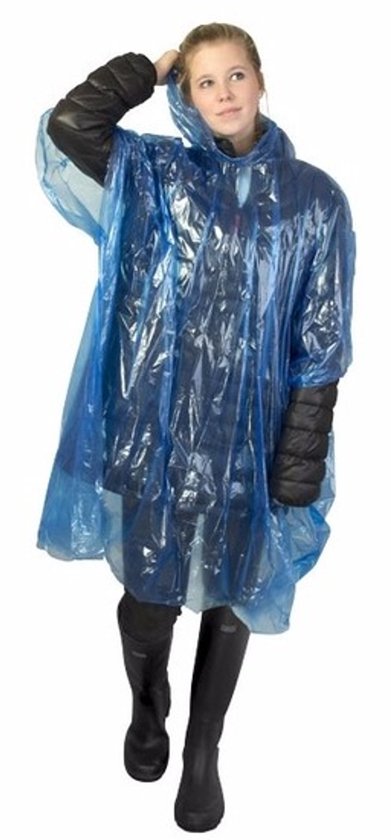 Vrouw met blonde haren in een blauwe doorzichtige regenponcho, zwarte dikke mouwen, zwarte laarzen, op een witte achtergrond.
