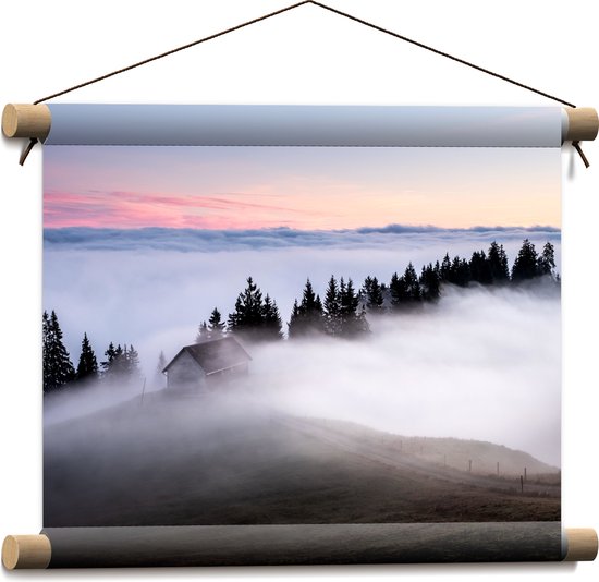 WallClassics - Textielposter - Boomtoppen boven Mistlaag - 40x30 cm Foto op Textiel