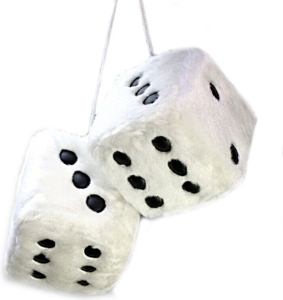 Twee witte, harige dobbelstenen met zwarte stippen, hangend aan een koord, geïsoleerd op een witte achtergrond.