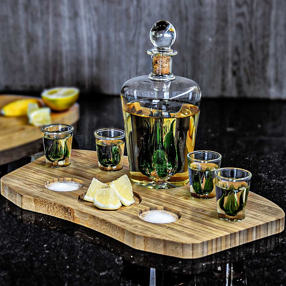 MikaMax Tequila Decanter Set – Tequila Karaf – Tafel Decoratie - Incl. 4 Shotglazen en Houten Plateau – Complete Set - 840 ml