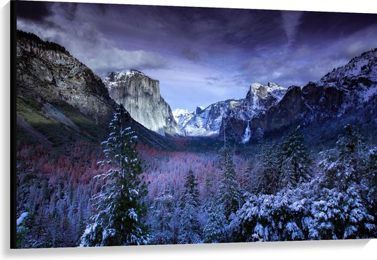 WallClassics - Canvas  - Besneeuwde Bergen met Bomen en Rotsen - 120x80 cm Foto op Canvas Schilderij (Wanddecoratie op Canvas)