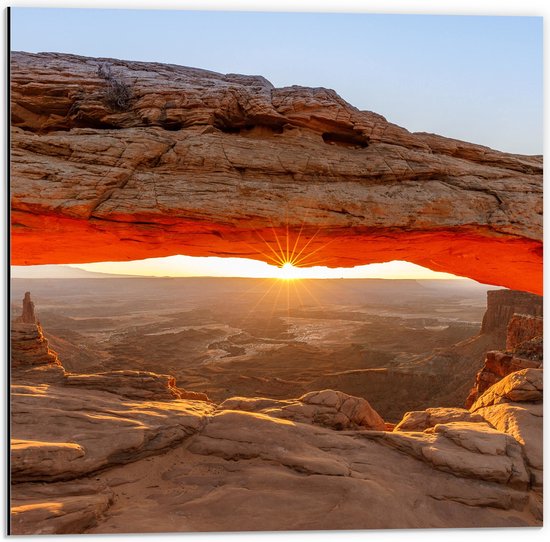 WallClassics - Dibond - Uitzicht op Mesa Arch - 50x50 cm Foto op Aluminium (Met Ophangsysteem)