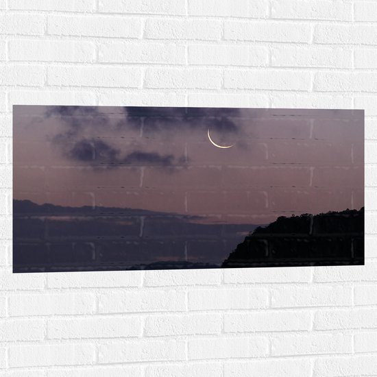 WallClassics - Muursticker - Smalle maan Met Wolken en Bergen - 100x50 cm Foto op Muursticker