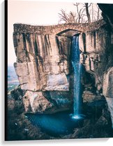 WallClassics - Canvas  - Waterval in Hoek van Rots - 75x100 cm Foto op Canvas Schilderij (Wanddecoratie op Canvas)