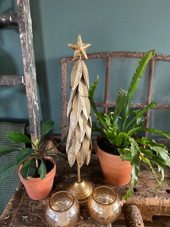 Goudkleurige metalen kerstboom met ster