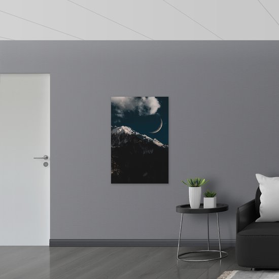 WallClassics - PVC Schuimplaat- Smalle Maan boven Sneeuwberg - 70x105 cm Foto op PVC Schuimplaat