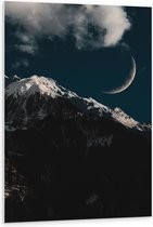 WallClassics - PVC Schuimplaat- Smalle Maan boven Sneeuwberg - 80x120 cm Foto op PVC Schuimplaat