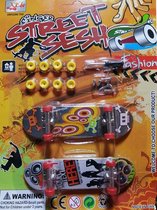 Vinger skateboardjes met mini schroevendraaier en 8 reservewielen + schroefjes - 2 stuks - Kinderen - Mini speelgoed - Finger skateboard - Mini skateboard - Cadeau - Schoencadeau